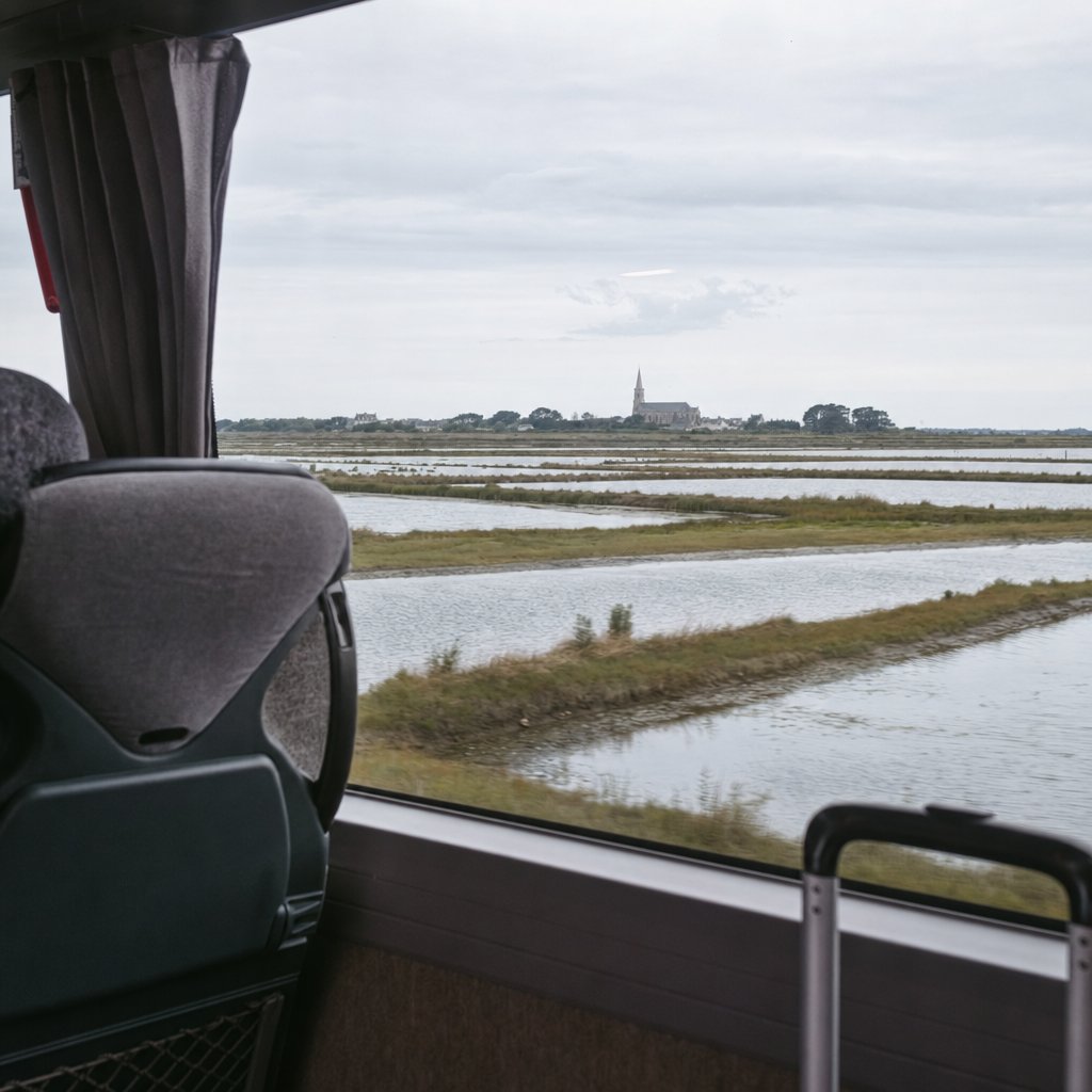 Vue depuis la fenêtre d'un car sur les marais salants de Guérande — trajet en bus vers La Baule et la presqu'île guérandaise