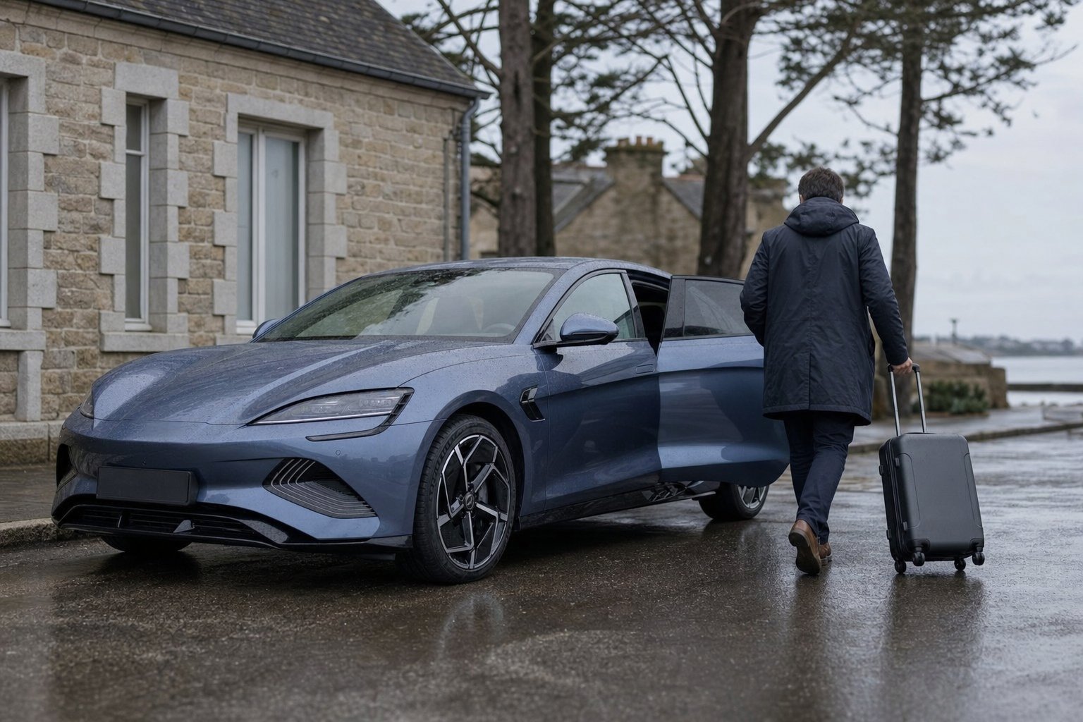 Berline VTC électrique bleu acier attendant un voyageur devant une gare de la presqu'île guérandaise — taxi ou VTC à Guérande et La Baule