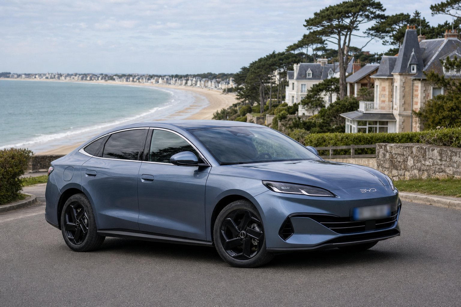 La berline électrique BYD Seal du chauffeur VTC sur la route côtière de la baie de La Baule — venir à La Baule depuis Nantes