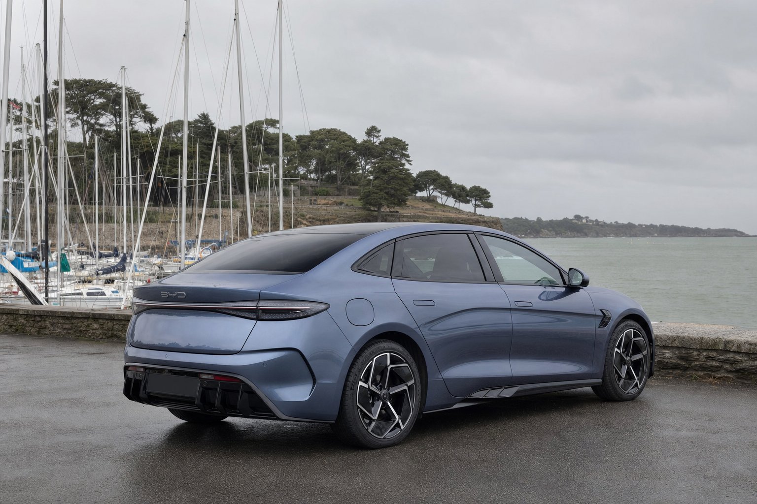 Berline électrique BYD Seal de VTC Breizh Atlantique stationnée au port de plaisance de la Noëveillard — chauffeur privé VTC à Pornic