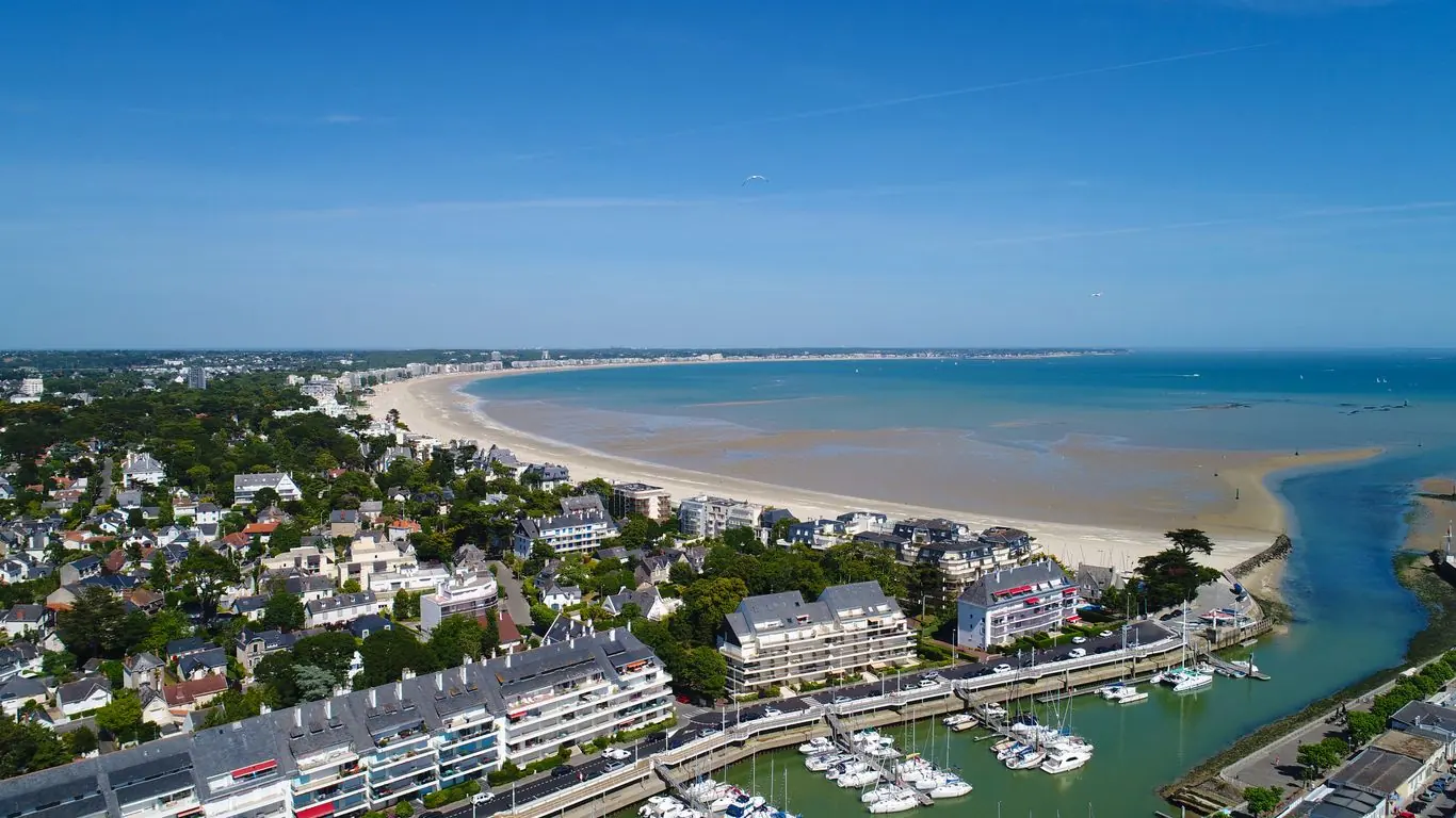Vue aérienne de la baie et de la plage de La Baule — chauffeur privé VTC Breizh Atlantique