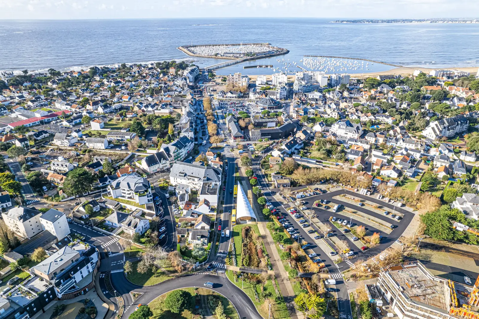 Vue aérienne de Pornichet, son port et sa plage — VTC et chauffeur privé Breizh Atlantique